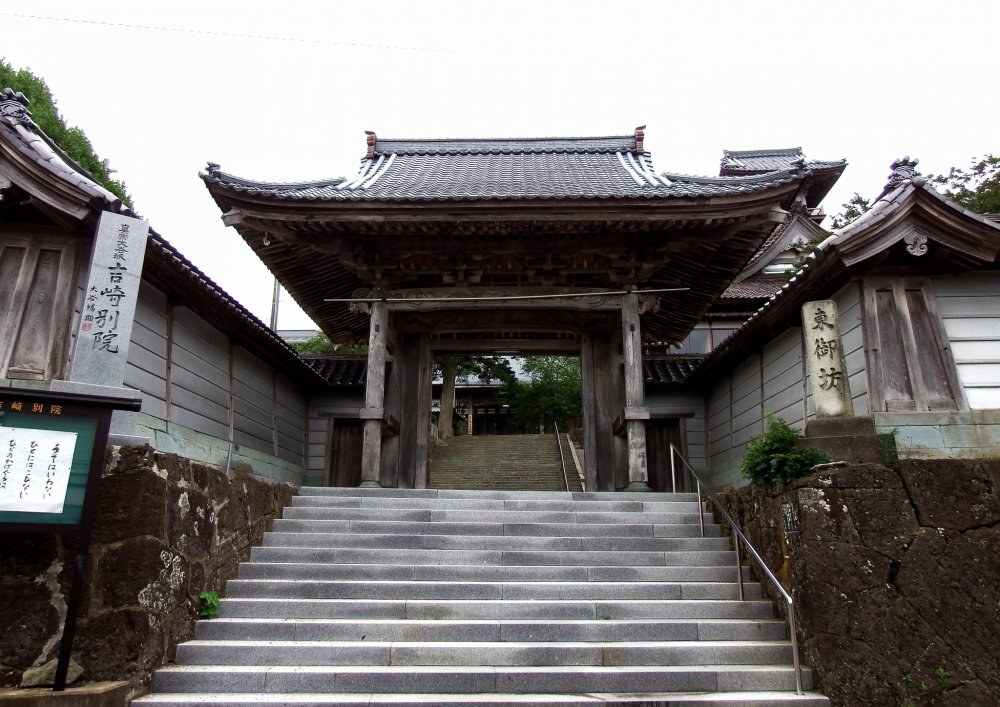 Front gate of Honganji East Annex in Yoshizaki, Fukui