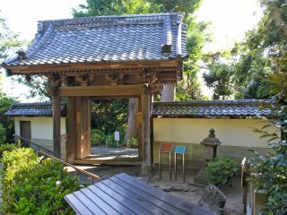 San-mon Temple Gate of the historic Juen-zan Koshou-ji Temple in Kamakura&#39;s Nishi-mikado area, forms the entrance to Rai Tei