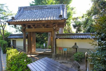 <p>San-mon Temple Gate of the historic Juen-zan Koshou-ji Temple in Kamakura&#39;s Nishi-mikado area, forms the entrance to Rai Tei</p>