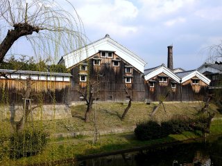 Nhà máy rượu sake Gekkeikan nằm trên bờ kênh