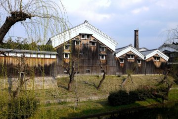 <p>Gekkeikan sake warehouse stands on the bank of the canal &nbsp;</p>