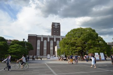 <p>เมื่อเข้ามาด้านหน้ามหาวิทยาลัยเกียวโตจะเจอหอนาฬิกาสูงเด่น และมีต้นไม้สัญลักษณ์ประจำมหาวิทยาลัยอยู่ด้านหน้าอาคาร</p>