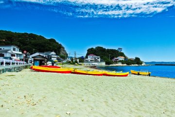 <p>Several boats lined up on the beach near &lsquo;Kamoi-ko&rsquo; (鴨居港)</p>