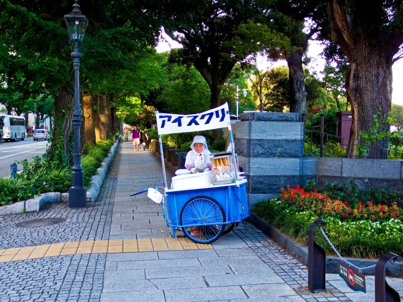 <p>Кому мороженное! Передвижную тележку с мороженным можно найти на входе в Парк Ямасита во время таких фестивалей как Ханаби (Шоу фейерверков).</p>
