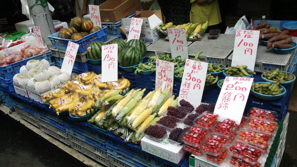 ผลไม้และผักตามฤดูกาลเป็นส่วนสำคัญของตลาดแห่งนี้