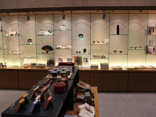 カフェの前にはミュージアムショップが。金沢由来の九谷焼、金沢金箔細工など、中々の水準の品揃えである