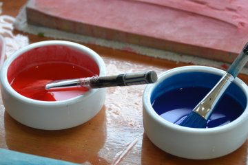 <p>Water-based paint to be spread over the woodblock.</p>