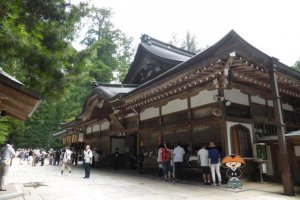 L'un des nombreux temples offrant un goshuin dans la région de Koyasan. Si vous planifiez votre trajet en conséquence, il est possible de remplir un livret en une journée sans quitter Koyasan