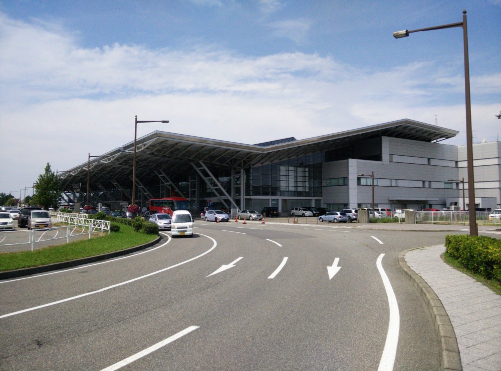 Nhà ga sân bay với Cục Quản lý nhập cảnh ở bên phải.