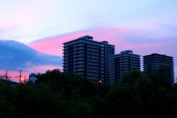 <p>Sunset rolling over the tall buildings</p>