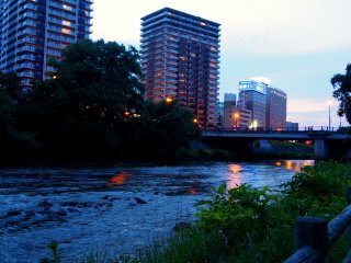 Pemandangan barisan gedung di sepanjang sungai pada sore hari