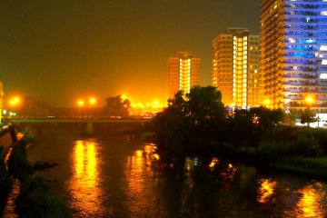 <p>The view from Kaiunbashi Bridge on a rainy night is a golden haze</p>
