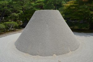 กองทรายรูปทรงกรวยสูงราวๆสองเมตร เรียกว่า &ldquo;โคเง็ทสึได&rdquo; (Kogetsudai) หรือเรียกอีกอย่างว่าลานชมจันทร์นั่นเอง