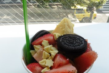 <p>The frozen yogurt is there somewhere, hidden under all the toppings</p>