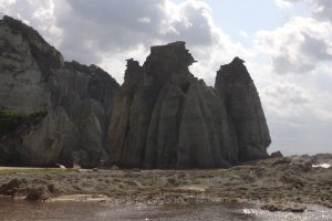 Rock formations right up to the ocean&#39;s borders