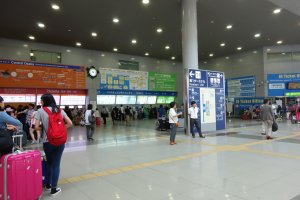 ที่ terminal 1 ของสนามบิน Kansai จะมีจุดเริ่มต้นเดินทางเข้าเมือง ต้องซื้อบัตร Icoca &amp; Haruka ที่นี่นะคะ