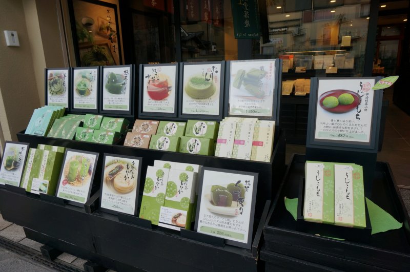 <p>ที่ Uji มีผลิตภัณฑ์ชาเขียวเต้มไปหมด เลือกไม่ถูกเลยอะ</p>