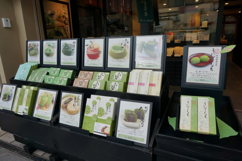 ที่ Uji มีผลิตภัณฑ์ชาเขียวเต้มไปหมด เลือกไม่ถูกเลยอะ