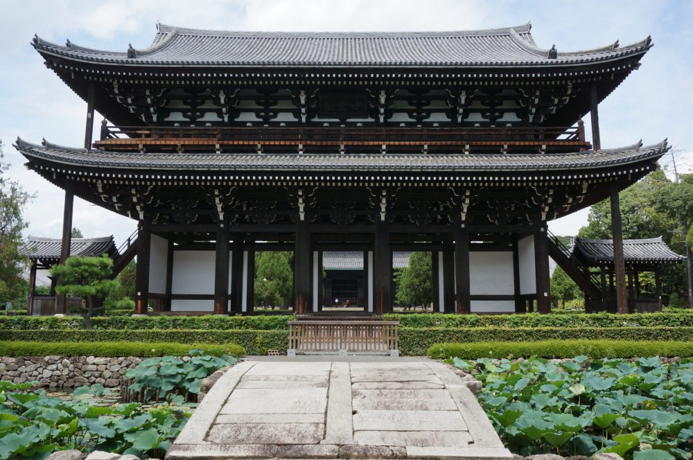 ประตู Sanmon ที่วัด Tofukuji เป็นประตู Sanmon ที่เก่าแก่ที่สุด สร้างเมื่อปี 1425