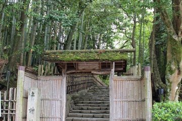 시선당은 통칭으로, 정식명은 "오토츠카"이라고 한다. 기복이 있는 울퉁불퉁한 땅에 건립했다는 의미. 이 대숲 양옆에 가진 문은 "소유도이라고 한다