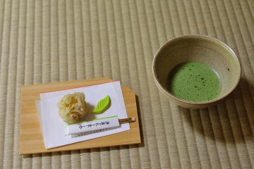 <p>One of the pleasures of visiting temples: Since this is &#39;The Temple of Sala Tree&#39;, sweet cakes are made in the shape of a sala flower (1,600 yen, including entry fee to the temple)</p>