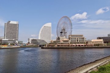 <p>Cosmo Clock 21 และโรงแรม InterContinental Hotel Yokohama Grand</p>