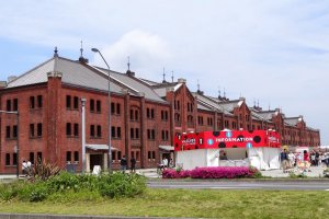 อาคารอิฐสีแดงสองหลังตั้งอยู่ริมน้ำที่มีชื่อว่า อะกะเร็นกะ โซะอุโกะ (Akarenga souko) ซึ่งเคยเป็นคลังสินค้าเก่าแก่