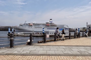 <p>ที่นี่มีท่าเรือเล็กสำหรับขึ้นเรือชมวิวอ่าวโยโกฮามา ถัดไปคือท่าเรือนานาชาติ โอะซันบะชิ (Osanbashi)</p>