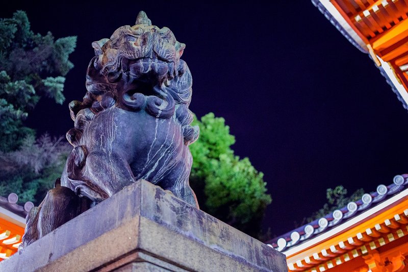<p>One&nbsp;of two lion-dog &#39;komainu&#39; statues stands guard at the Gion-facing entrance to the shrine</p>