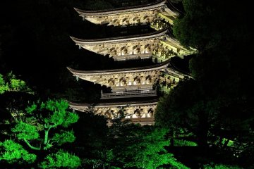 <p>Throughout the year, the pagoda is lit-up from sunset to 11PM</p>