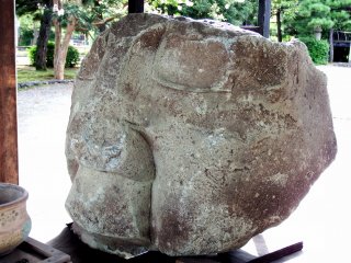 これが第二次世界大戦の空爆と福井大地震を生き延びた、オリジナル石仏の顔の一部だ