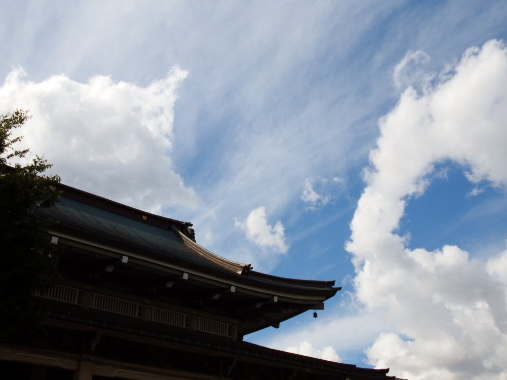 Tòa nhà chùa chính dưới bầu trời xanh
