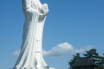 Эта статуя Айдзу Дзибо Дай Каннон, 57 метров в высоту, была возведена в 1987 году
