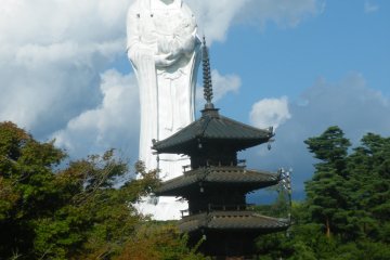 <p>A look at both the pagoda and Kannon. Can you imagine this scene in the peak of autumn when the leaves are ablaze with colors, or in spring when the trees are laden with flowers? How magnificent it must look!</p>