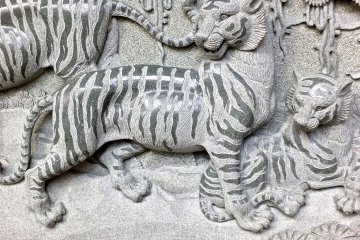 <p>Tiger carving</p>