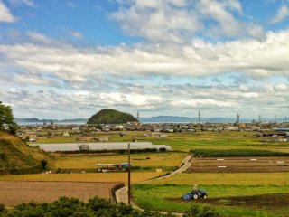 Остров Касима с его каменными спутниками виднеются на северном берегу Мацуямы