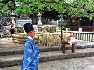Dây thừng hoàn tất được chuyển đến ngôi đền trên đảo Kashima, nơi họ ngồi, cuộn lại như một con rắn để cầu phúc