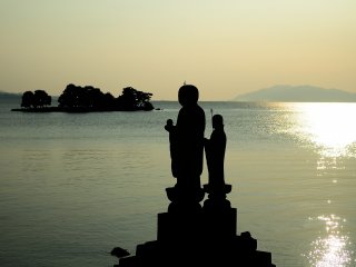 La plus grande statue de Jizō sur la gauche est faite de pierre Kimachi et est appel&eacute;e &quot;Sodeshi Jiz&ocirc;&quot; et la plus petite est faite de pierre Mikage et est appel&eacute;e &quot;Sekkai Jiz&ocirc;&quot;
