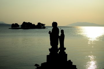 Огромная статуя Дзидзо слева сделана из камня Кимати и называется "Содэси Дзидзо", маленькая сделана из камня Микагэ и называется "Сэккай Дзидзо"