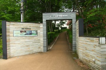 <p>Entrance to the hotel from near the lake&#39;s shore</p>