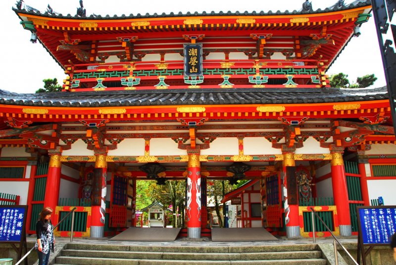 <p>Although the Sanmon (outer gate) of this temple is fashioned after the gate of Shishinden Hall at Kyoto Imperial Palace, most of it is made of steel and coated with red paint.</p>