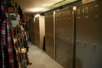 <p>บริเวณวางของและตู้เก็บของในห้องพัก แบบห้องรวม&nbsp;แคปซูลเตียงไม้</p>