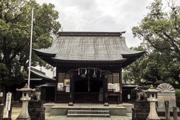 <p>The shrine sits quietly,&nbsp;guarded by 2 komainu.</p>