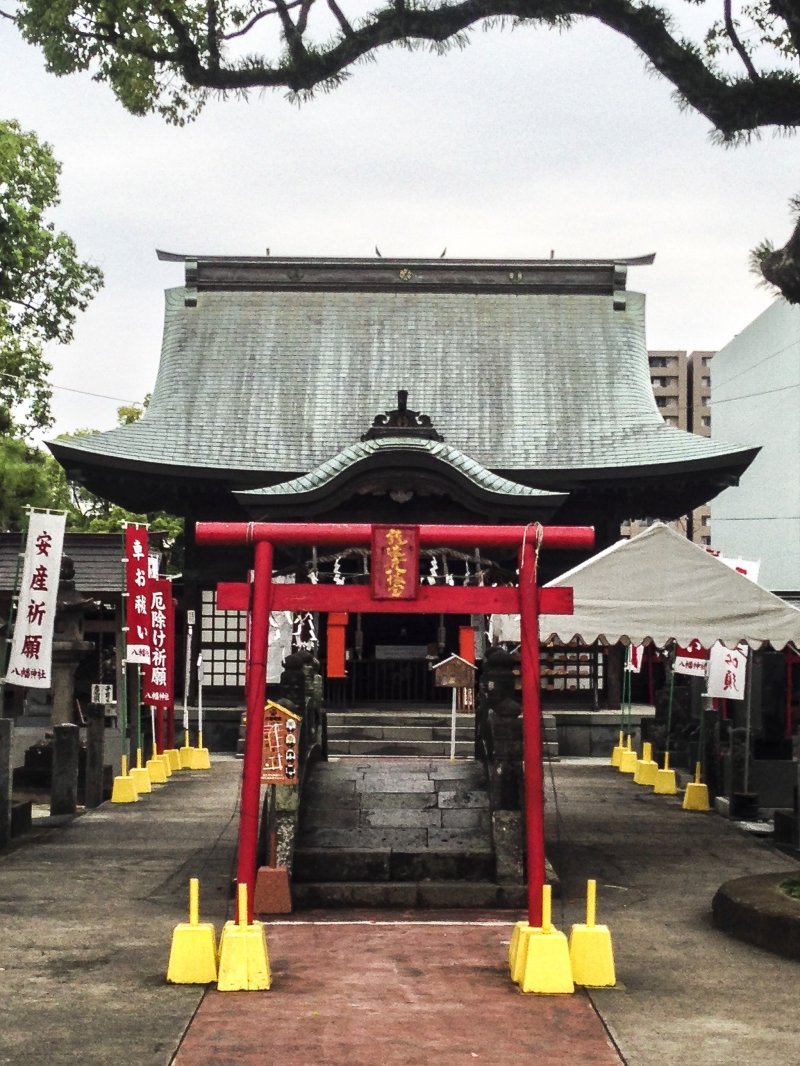 <p>Another torii, only much smaller and strikingly red, stands in front of a peculiar stone bridge.</p>