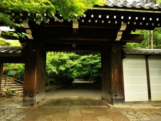 徳大寺家の別荘だった龍安寺　その門構えに邸宅の幻影が見える。