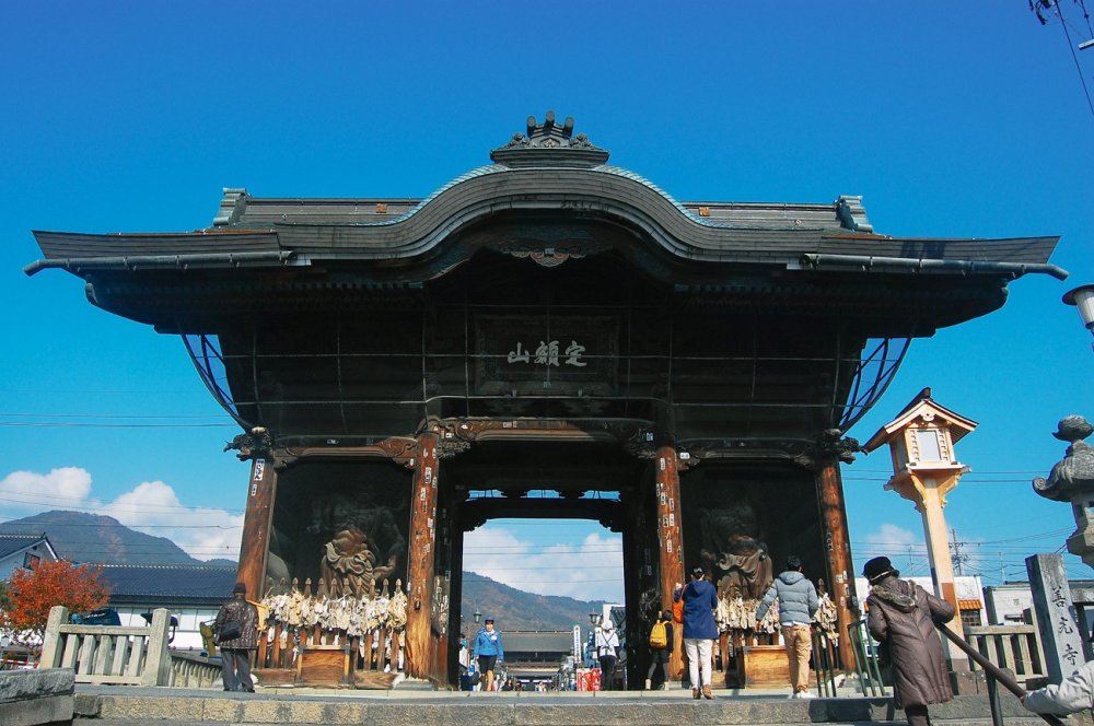 Gerbang nionmon yang berdiri gagah, ditemani oleh dua patung penjaga di kanan dan kiri pintu.