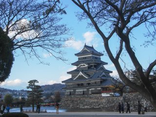 Pemandangan dari kastil tercantil di Jepang ini baik dinikmati pada sore hari