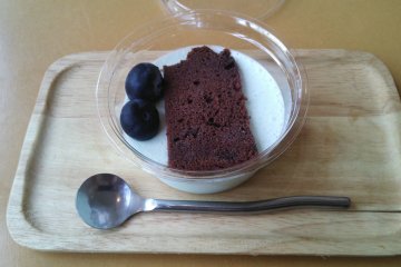 <p>Dessert - mint mousse with blueberries and a small piece of chocolate cake &nbsp;</p>
