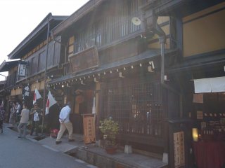 ด้วยแสงและตัวบ้าน ภาพ takayama ภาพนี้มันดูเหมือนภาพโบราณเนอะ