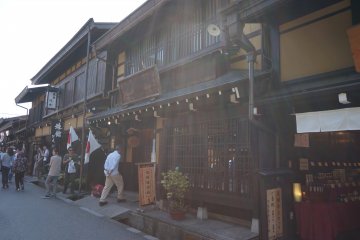 <p>ด้วยแสงและตัวบ้าน ภาพ takayama ภาพนี้มันดูเหมือนภาพโบราณเนอะ</p>